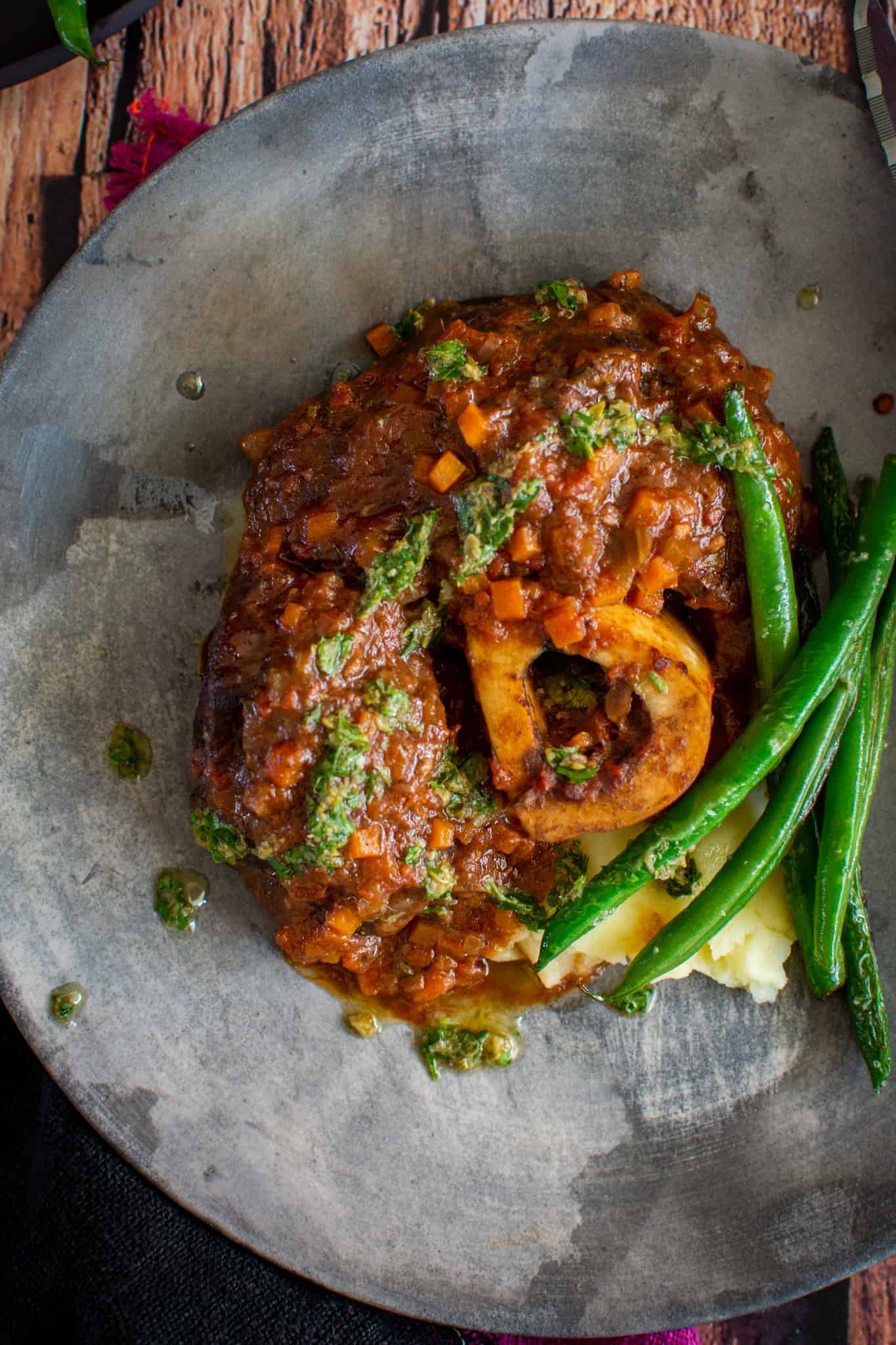 Daging sapi ossobuco, kentang tumbuk & saus ikan teri