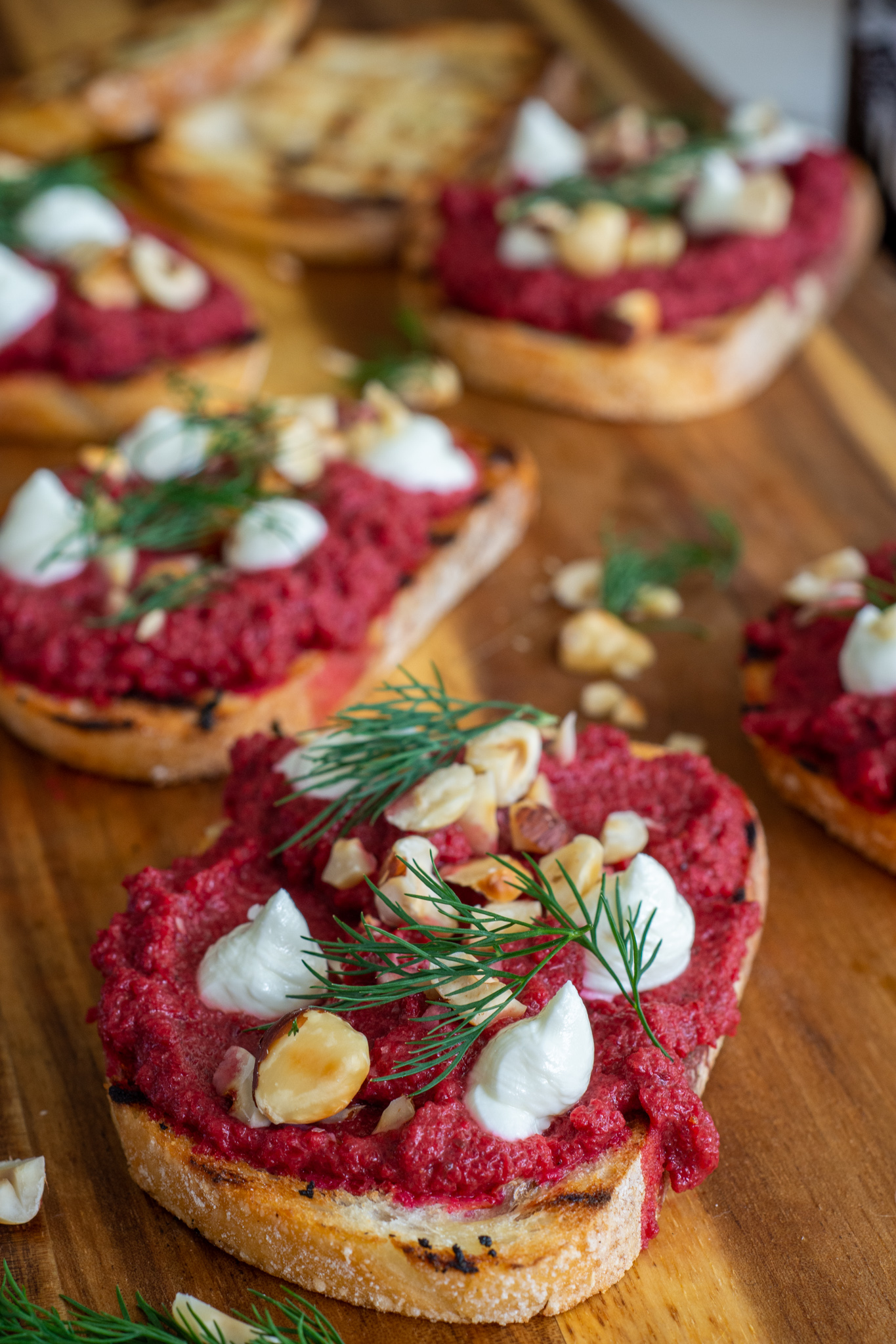 Fancy Toast – Beetroot, Keju Kambing & Hazelnut