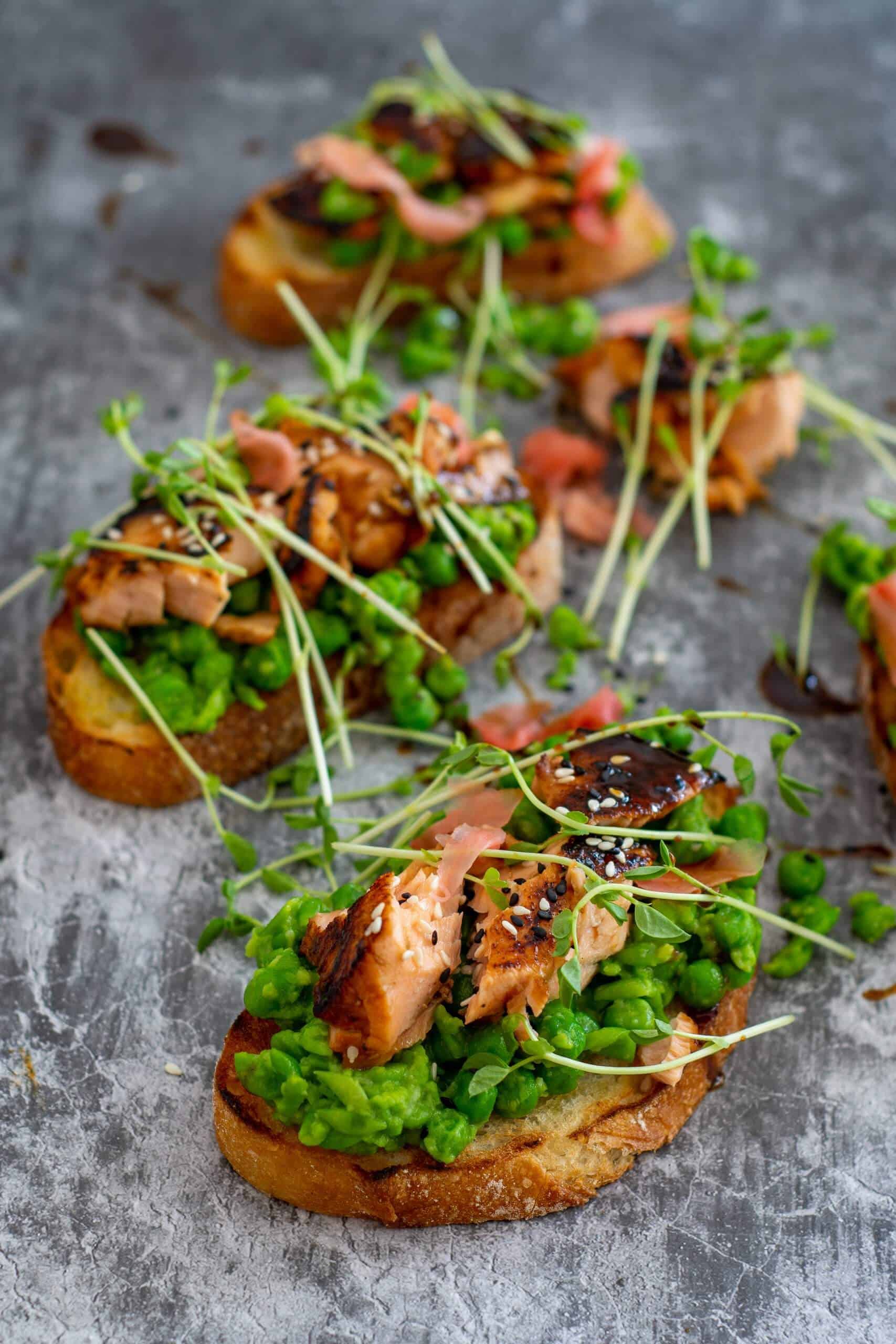 Salmon teriyaki goreng panci di atas roti panggang