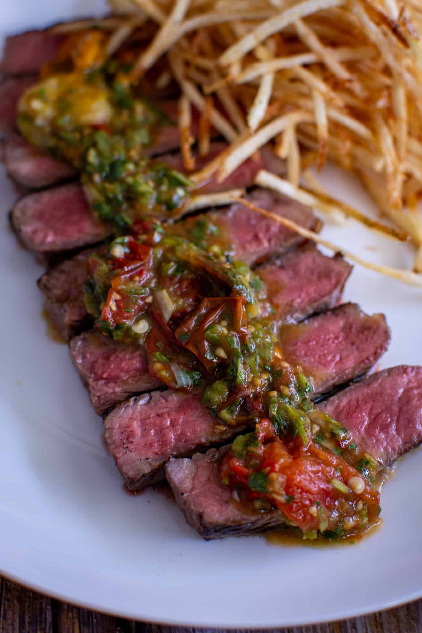 Striploin panggang, tomat chimichurri – lain foodblogger