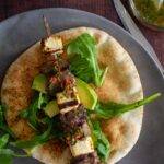 Tusuk sate domba, halloumi, saus mint oranye